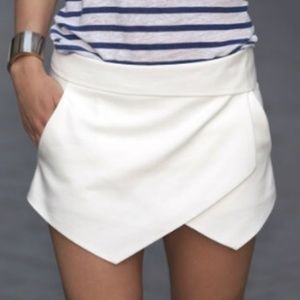Aritzia Skirts - Aritzia White Envelope Skort Aritzia Skirts - Aritzia White Envelope Skort